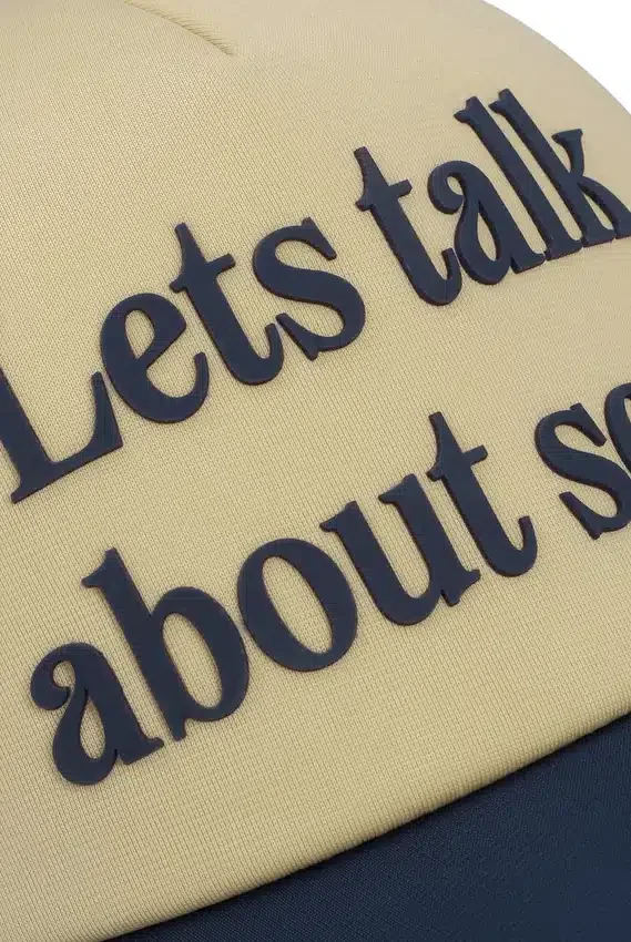 Cappellino classico beige Addie Slogan in neoprene con retro in rete