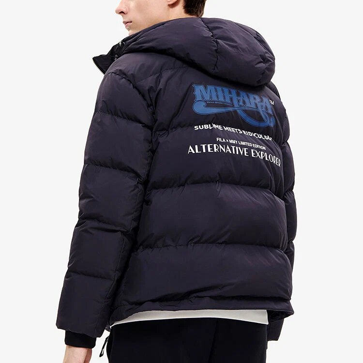 Giacca in piuma oversize con cappuccio della collaborazione Fila x Mihara Yasuhiro "Black White Blue"