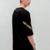 Modello da coppia con pantaloncini e vestibilità ampia, nero