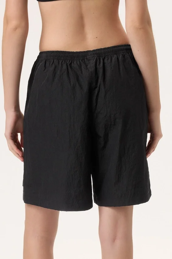 Pantaloncini Fila x Hailey Bieber in tessuto stropicciato, neri