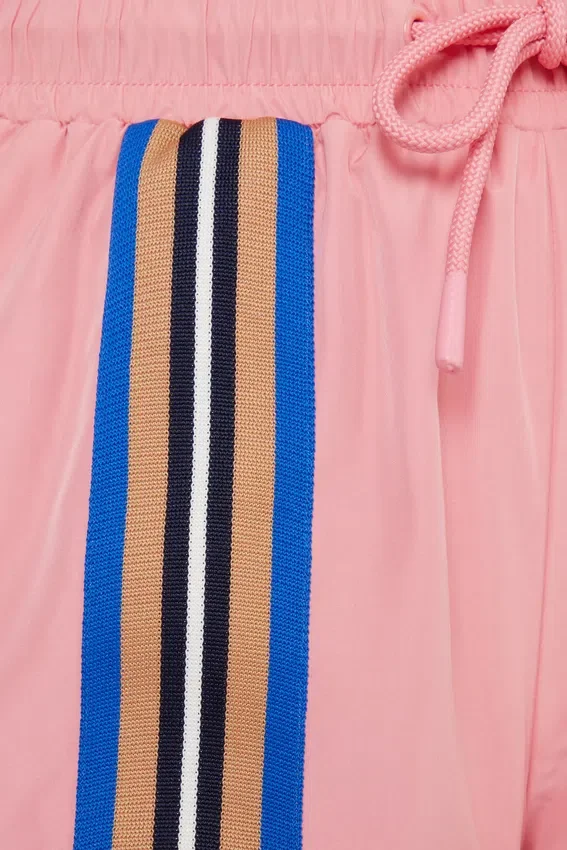 Pantaloncini rosa con dettagli a nastro