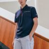 Polo a maniche corte con logo a blocchi di colore rosso, blu, in pantaloncini