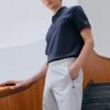 Polo a maniche corte con logo a blocchi di colore rosso, blu, in pantaloncini
