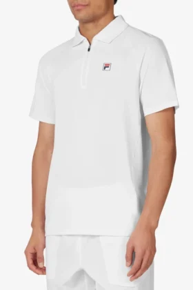 Polo da tennis in pantaloncini bianchi a maniche corte