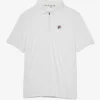 Polo da tennis in pantaloncini bianchi a maniche corte