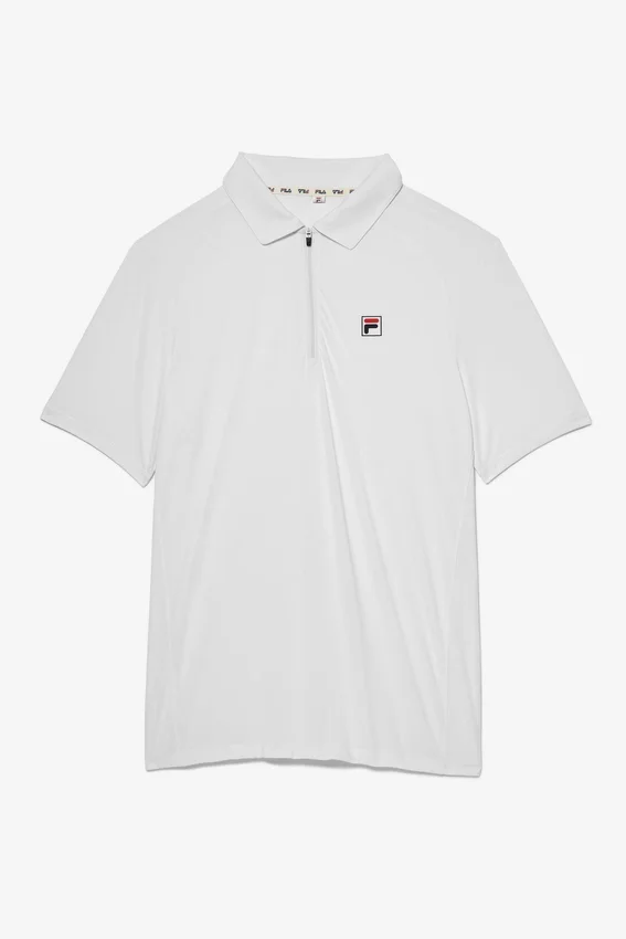 Polo da tennis in pantaloncini bianchi a maniche corte