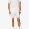 Polo da tennis in pantaloncini bianchi a maniche corte