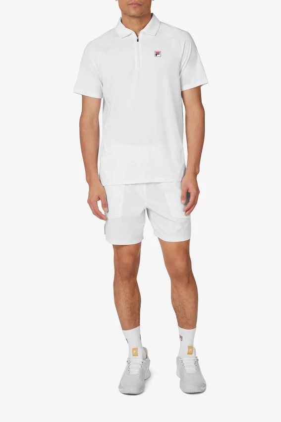 Polo da tennis in pantaloncini bianchi a maniche corte
