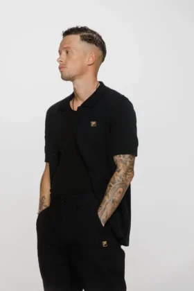 Polo Walter nera con pannelli in maglia aperta e motivo pointelle